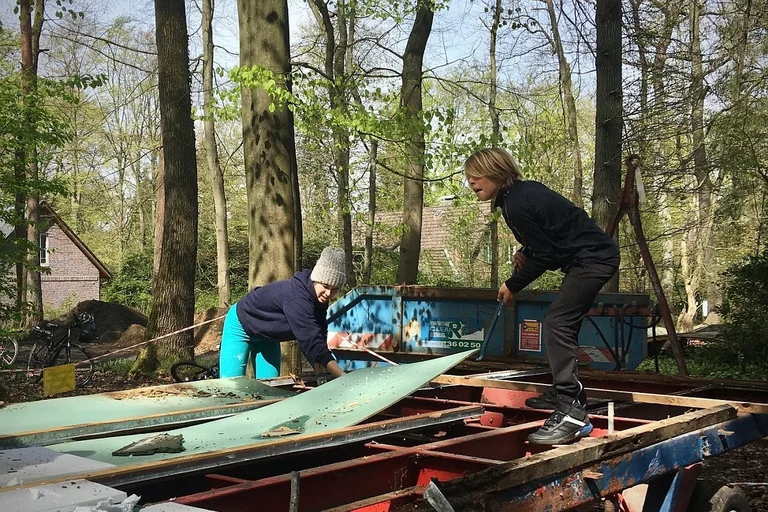 Nachdem sich die Substanz des alten Wagens als sehr marode erwiesen hat, beginnen die Abrissarbeiten am Zirkuswagen.