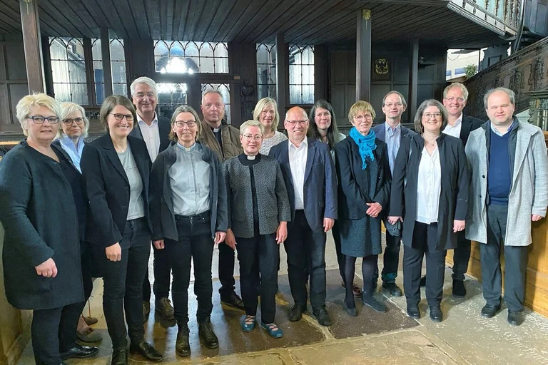 Eine Gruppe von menschen steht in einer Kirche. 