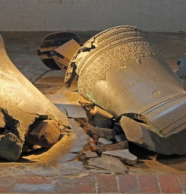 Die Trümmer der heruntergefallenen Glocken in St. Marien