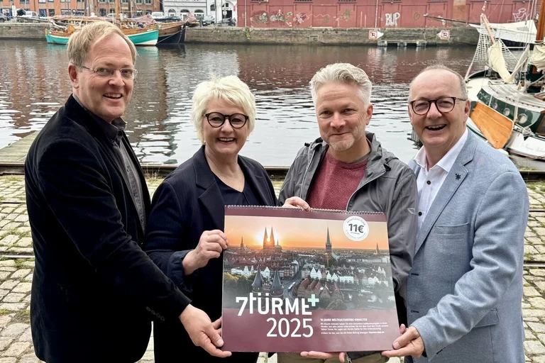 Menschen halten einen Kalender fest 