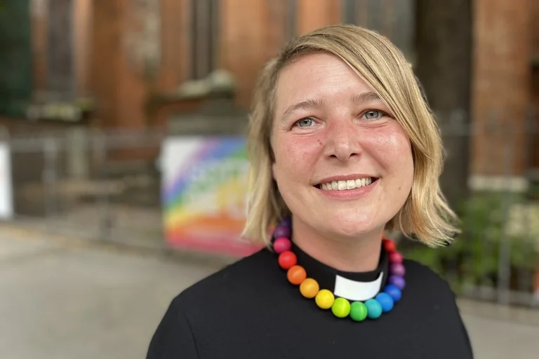 Eine Frau lächelt in die Kamera. 