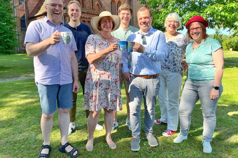 Fröhliche Menschen vor einer Kirche