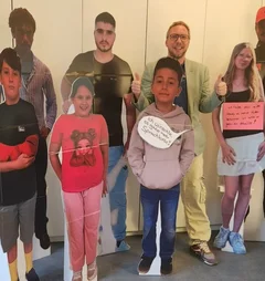 Lebensgroße Pappaufsteller junger Menschen.