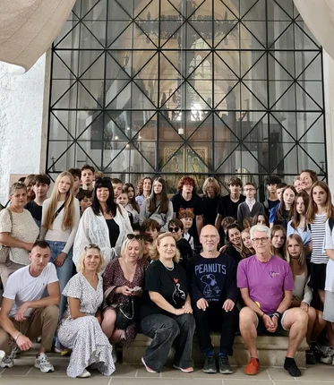 Gruppenbild in einer Kirche