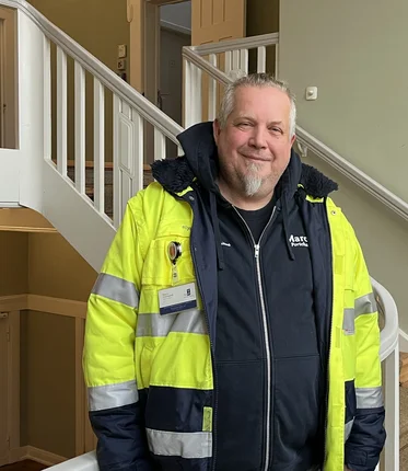 Ein Mann und eine Frau stehen vor einem Treppengeländer.