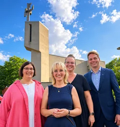vier Personen vor einer kirche