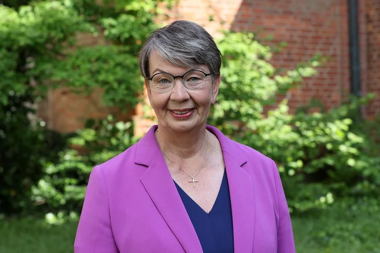 Eine Frau vor einer Kirche 