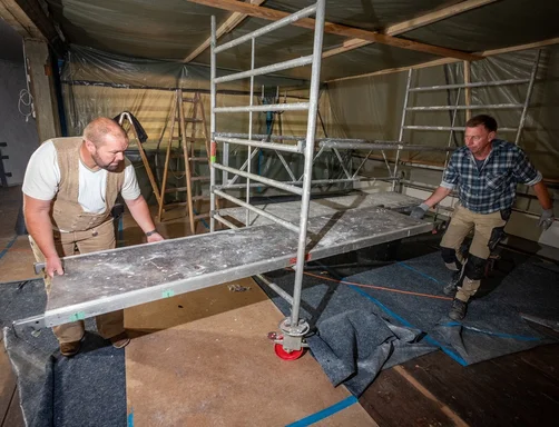 Kirchenbauhütte Siebenbäumen - Mitarbeitende bei der Arbeit
