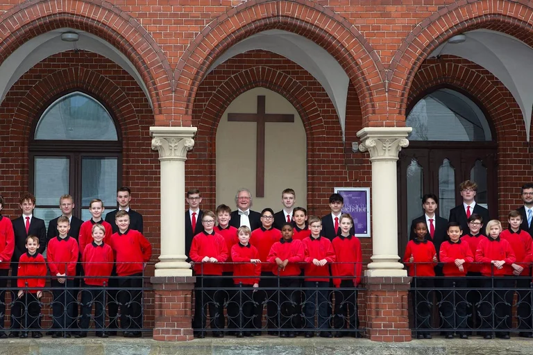 Ein Knabenchor in Choraufstellung