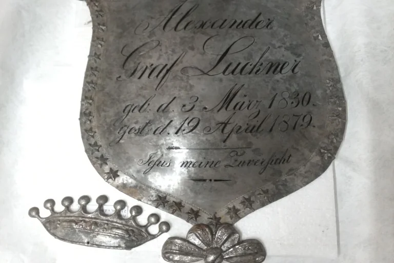 Aufgearbeitete metallisches Sargschild von Alexander Graf Luckner von 1879