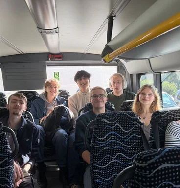 Junge Menschen im Bus