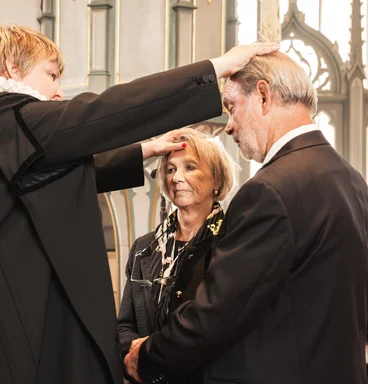 Pastorin segnet ein Brautpaar