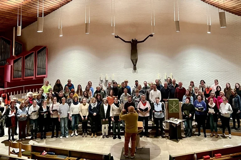 Menschen singen in einer Kirche
