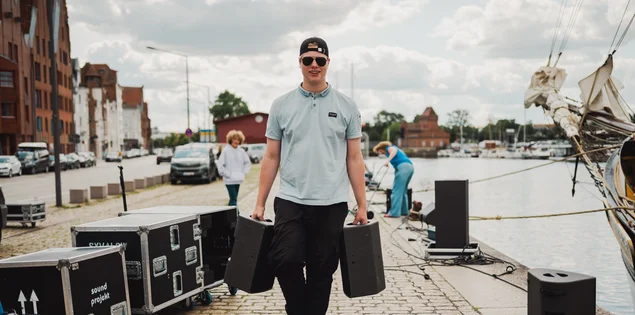 Junger Mann trägt Boxen