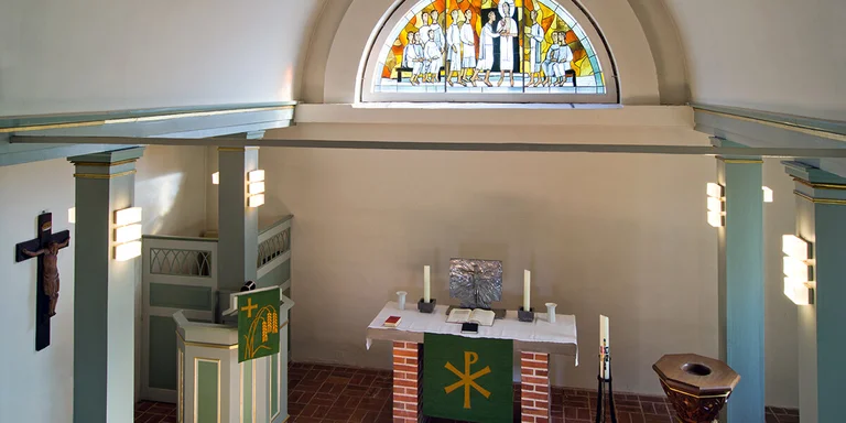 Blick auf den Altarbereich der St-Bartholomäus-Kapelle Salem