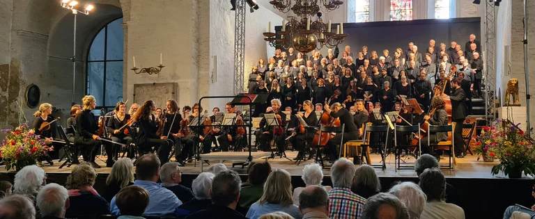 Der Chor singt im Dom zu Lübeck.