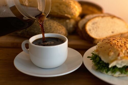 Kaffe und Brötchen
