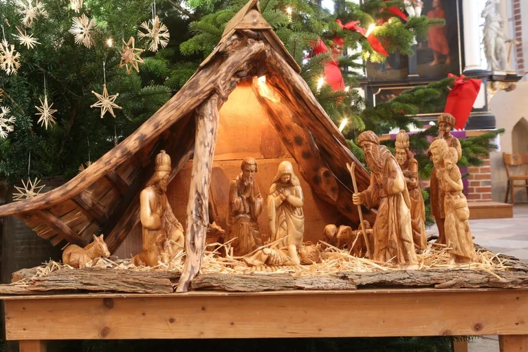 Krippe vor dem Christbaum im Altarraum