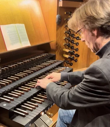 Ein Mann spielt eine Orgel.