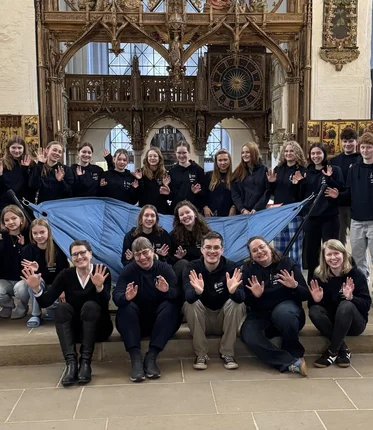 Eine große Gruppe Jugendliche in einer Kirche