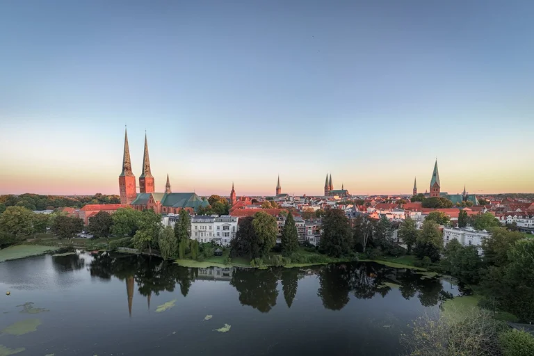 Die Silhouette Lübecks aus einer Luftansicht