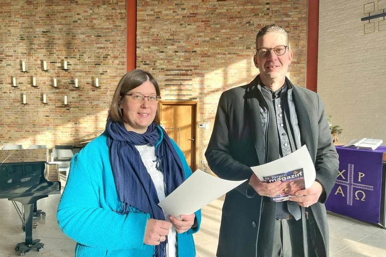 Ein Mann und eine Frau stehen in einer Kirche