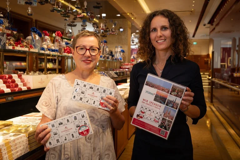 Zwei Personen zeigen Verpackungen 