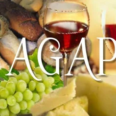 Trauben, Käse und Weingläser