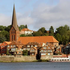 Maria-Magdalenen-Kirche in der historischen Altstadt am Elbufer