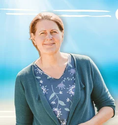 Eine Frau schaut in die Kamera