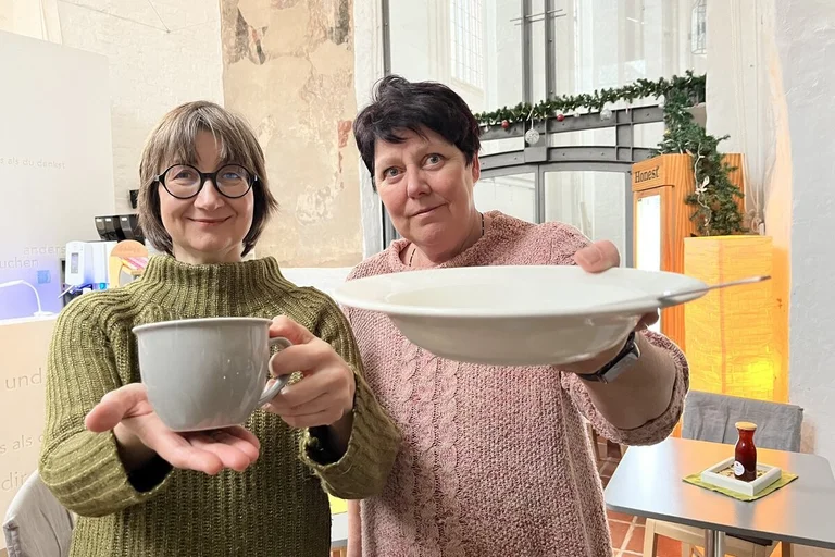 Zwei Frauen in einer Kirche
