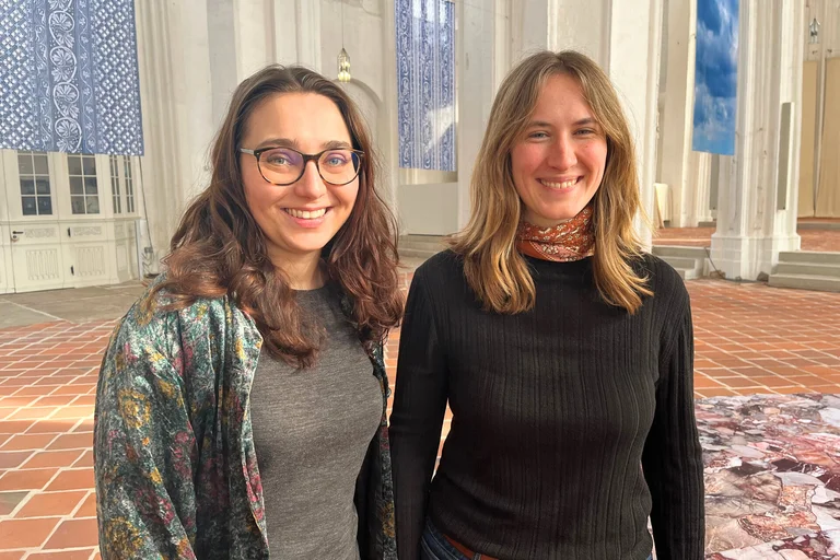 Zwei Frauen stehen in der St.-Petri-Kirche