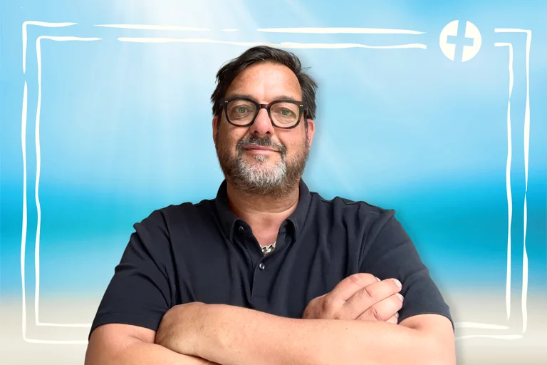 Ein Mann schaut in die Kamera