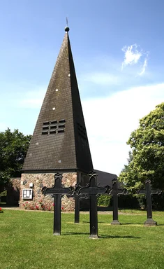 Der freistehende Turm der St.-Andreas-Kirche in Sahms