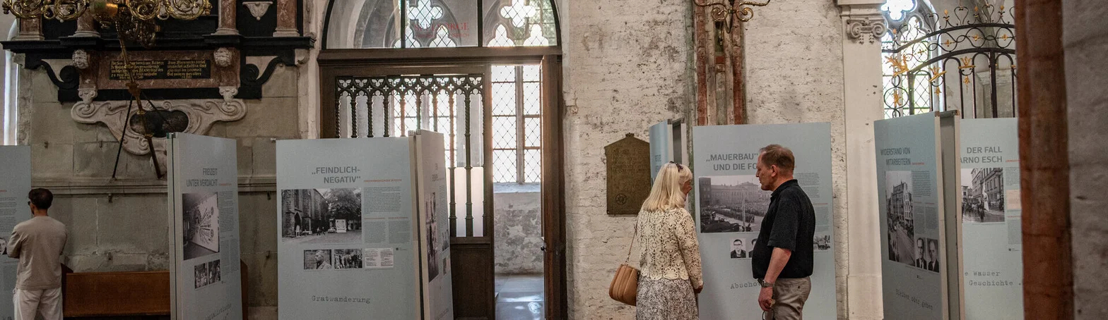 Zwei Personen vor der Seelsorge-Kapelle von St. Marien