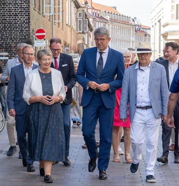 Mehrere Personen auf einem Spaziergang durch die Stadt.