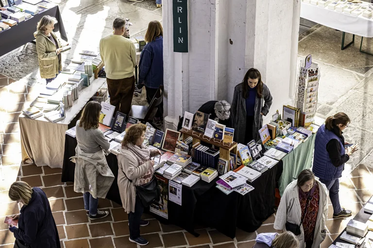 Menschen schauen sich Bücher an 