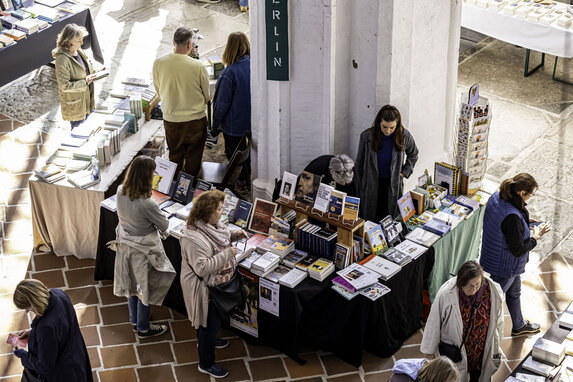 Menschen schauen sich Bücher an 