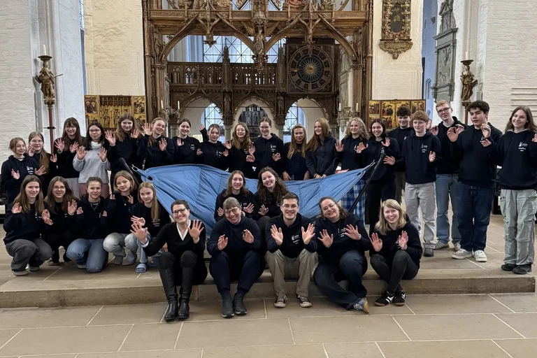 Eine große Gruppe Jugendliche in einer Kirche