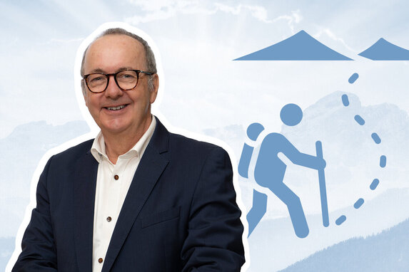 Ein Mann lächelt in die Kamera