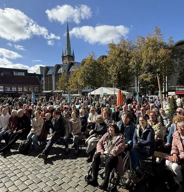 Gäste bei einem Open-Air-Gottesdienst in Lübeck