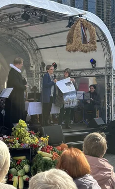 Mehrere Personen auf einer Bühne.