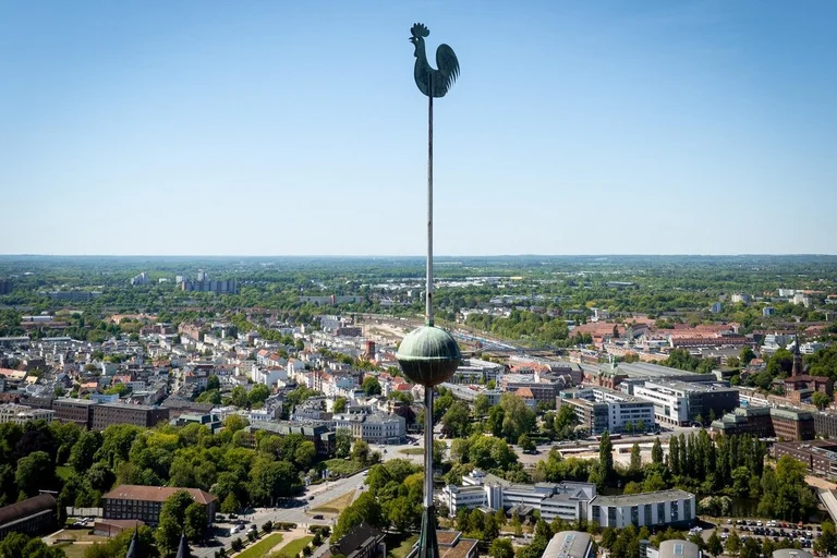 Blick auf einen Kirchturm-Hahn