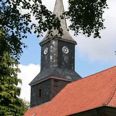 Außenansicht der Elisabeth-Kirche in Brunstorf, quer