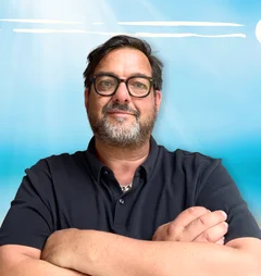 Ein Mann schaut in die Kamera