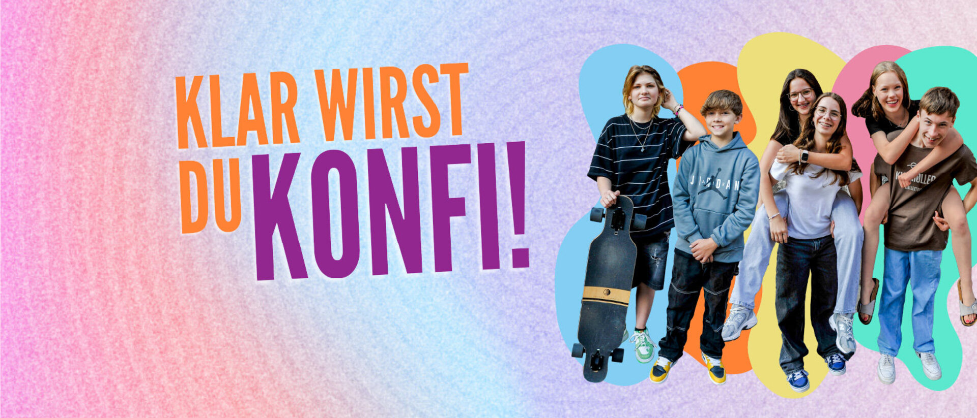 Ein pastellfarbener Hintergrund, links Text in Orange und Lila:KLAR WIRST DU KONFI, rechts eine Gruppe Jugendlicher