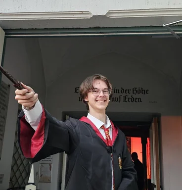 Schauspieler vor einer Kirche