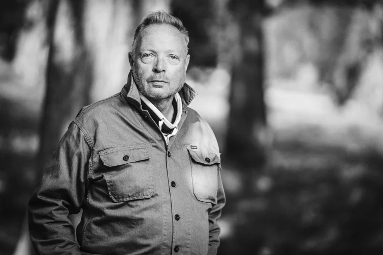 Ein Mann schaut in die Kamera. 