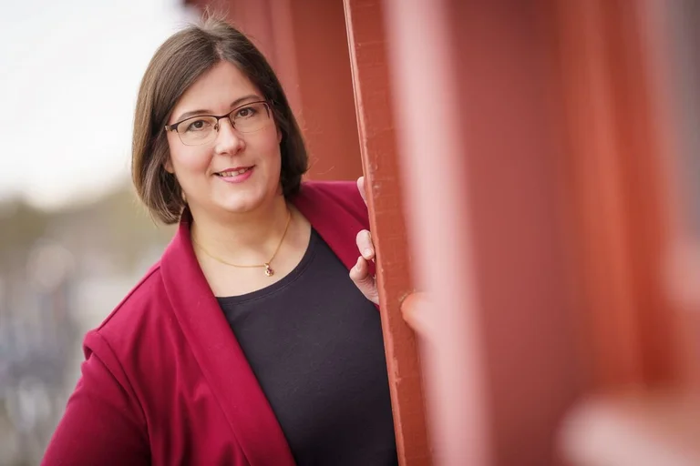 Almut Schimkat schaut in die Kamera. 