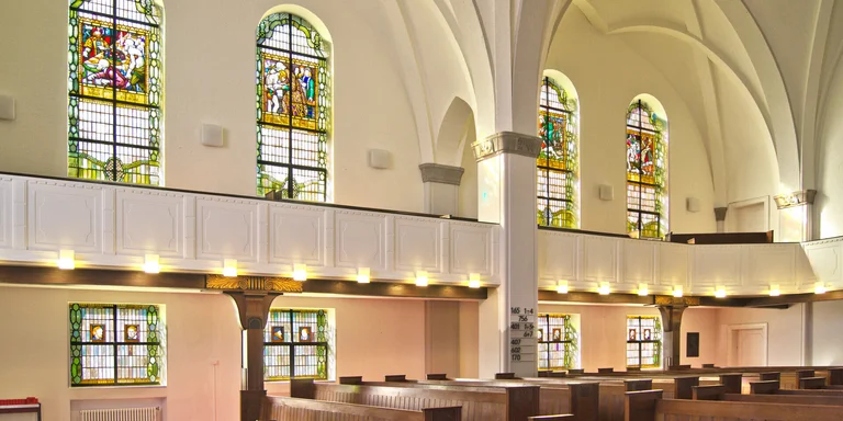 Blick vom Altar aus auf die Südempore in St. Gertrud